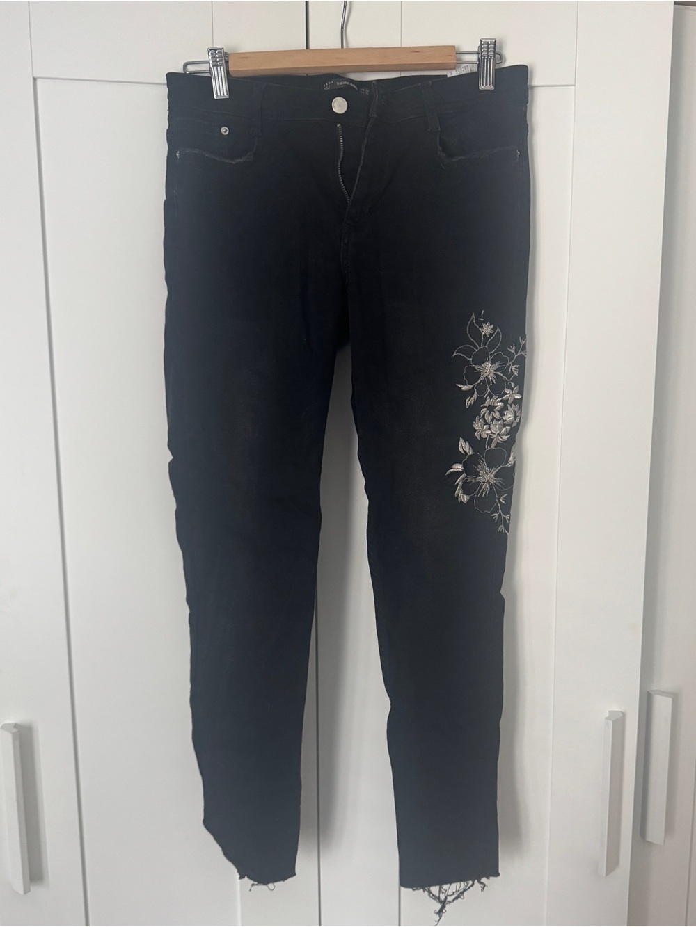 Zara Trafaluc Black Skinny Jeans with pretty White Floral Embroidery